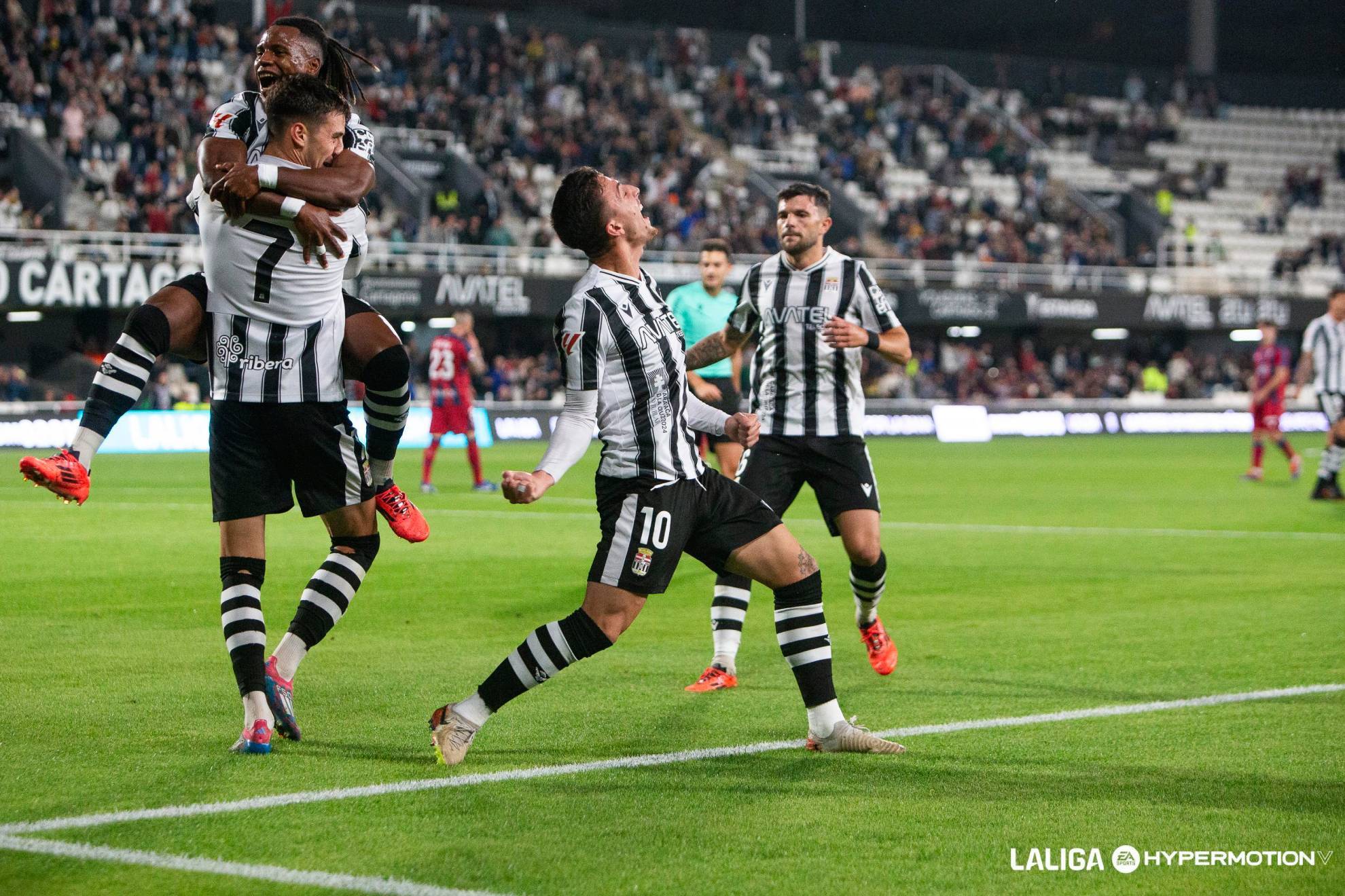 现场观众使 现场观众使